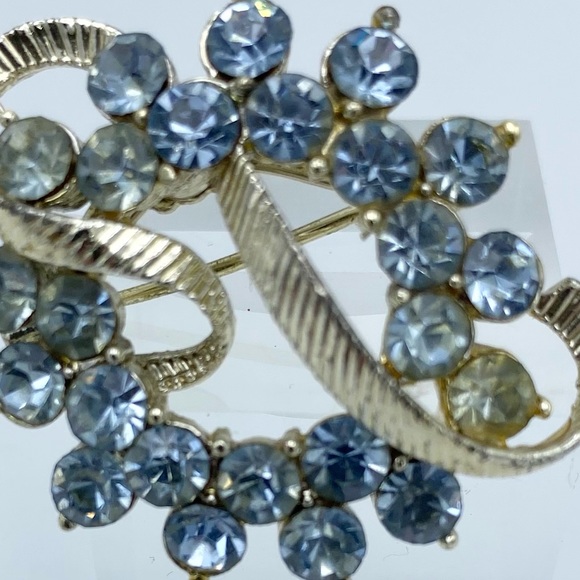 Vintage Pale Blue Multi Faceted Faux Gems Ribbon Wreath Brooch Pin Pale Gold Tne - Picture 9 of 12